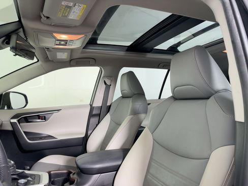 Used 2019 Toyota RAV4 Limited image 14