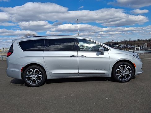 Certified 2024 Chrysler Pacifica Pinnacle w/ Trailer Tow Group image 7
