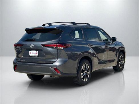 Certified 2025 Toyota Highlander XLE FWD image 5