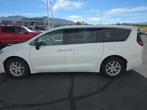 Used 2024 Chrysler Pacifica Touring-L image 7