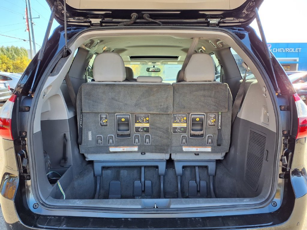 Used 2015 Toyota Sienna XLE w/ XLE Navigation Package FWD image 8