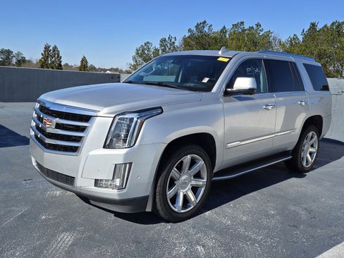 Used 2020 Cadillac Escalade Luxury image 1