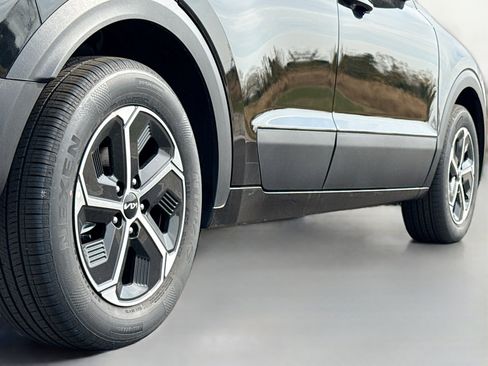 New 2025 Kia Niro LX image 13