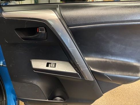Used 2018 Toyota RAV4 LE AWD/4WD image 23