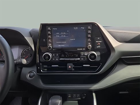 Used 2022 Toyota Highlander LE image 11