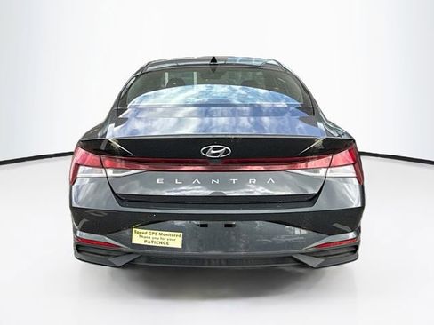 Used 2021 Hyundai Elantra SE FWD image 11