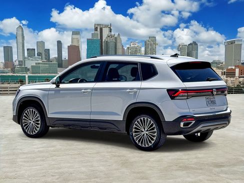 Used 2025 Volkswagen Taos SE FWD image 6