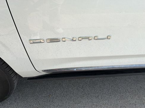 Used 2023 GMC Yukon Denali Ultimate AWD/4WD image 12