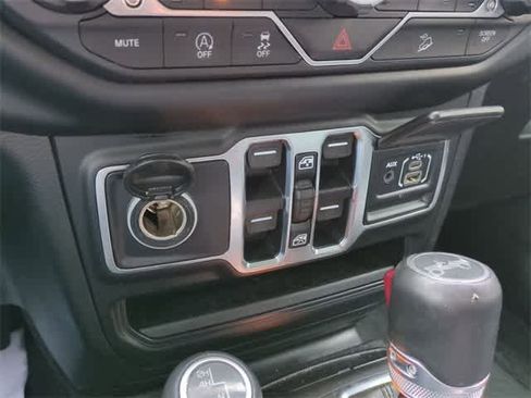 Used 2019 Jeep Wrangler Unlimited Sahara image 31