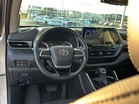 Certified 2022 Toyota Highlander Limited image 16