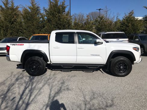 Used 2017 Toyota Tacoma TRD Off-Road image 8