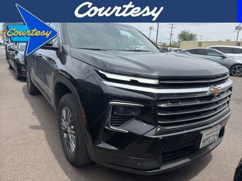Used 2025 Chevrolet Traverse LT FWD image 1