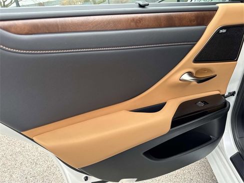 Certified 2025 Lexus ES 300h Ultra Luxury image 12