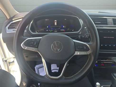 Used 2024 Volkswagen Tiguan SE AWD/4WD image 15