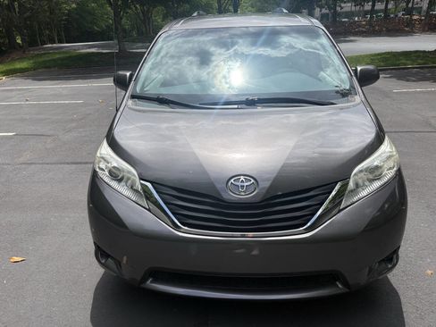 Used 2013 Toyota Sienna LE w/ Towing Pkg FWD image 11