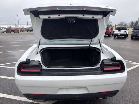 Used 2019 Dodge Challenger SXT image 9