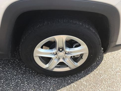 Used 2024 Jeep Compass Latitude AWD/4WD image 13