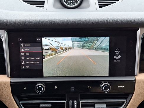 Used 2022 Porsche Macan image 19