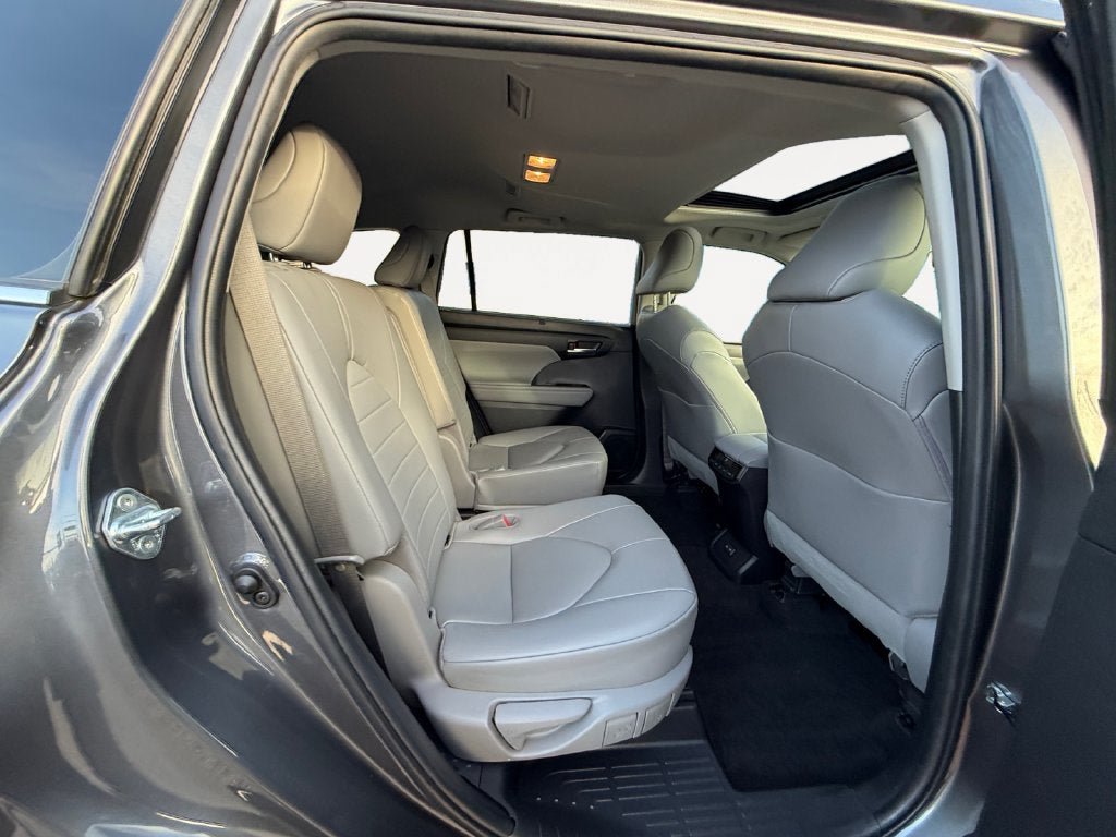 Used 2023 Toyota Highlander XLE AWD/4WD image 23