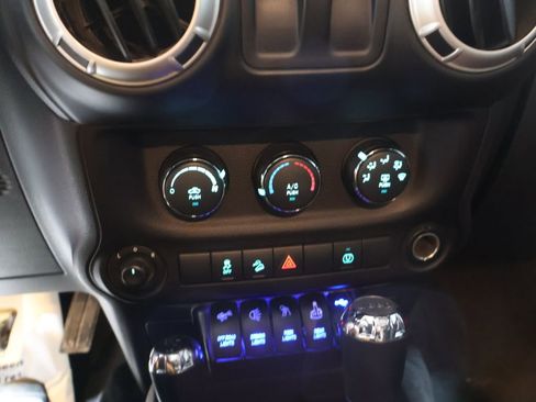 Used 2018 Jeep Wrangler Sahara w/ Connectivity Group image 20