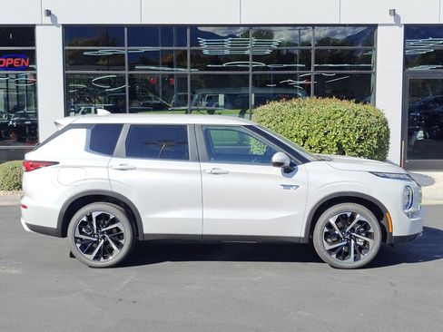 New 2025 Mitsubishi Outlander SE image 8