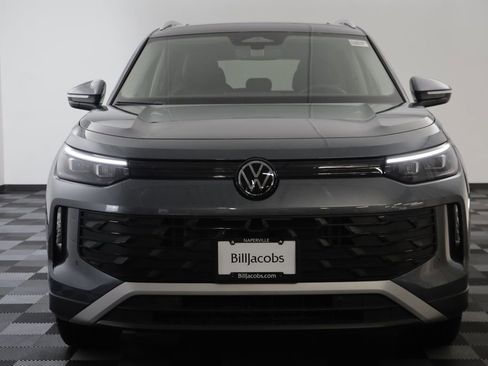 Used 2025 Volkswagen Tiguan SE w/ Panoramic Sunroof Package AWD/4WD image 22
