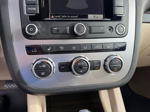 Used 2013 Volkswagen Eos Lux FWD image 23