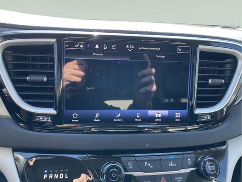 Used 2023 Chrysler Pacifica Touring-L image 29