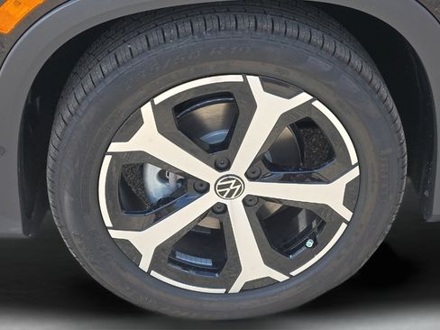 New 2026 Volkswagen Tiguan SE FWD image 8
