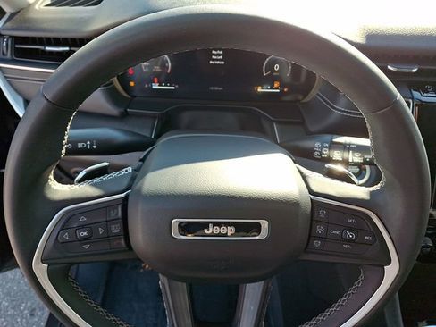 Used 2023 Jeep Grand Cherokee Laredo image 22