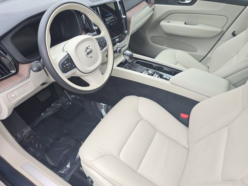 Used 2021 Volvo XC60 T5 Momentum w/ Premium Package image 16