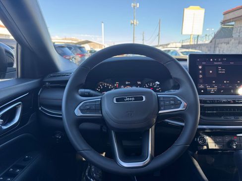 Used 2025 Jeep Compass Trailhawk image 32