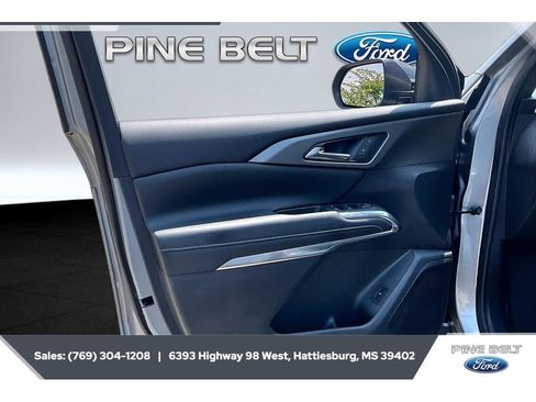 Used 2025 Chevrolet Traverse LT w/ Driver Confidence Package FWD image 17