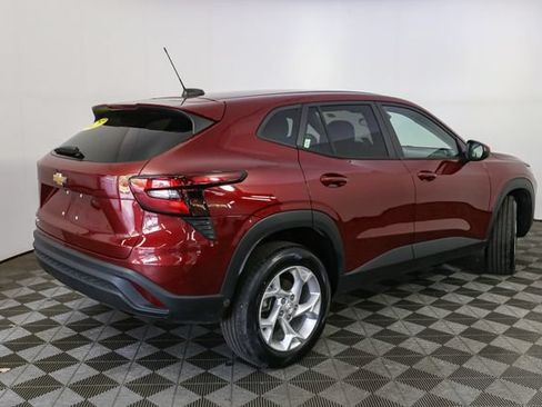 Used 2025 Chevrolet Trax LS w/ LS Convenience Package FWD image 11