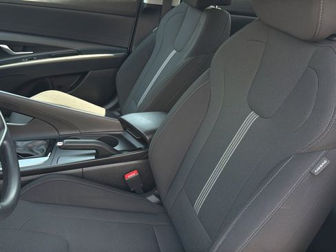 Certified 2025 Hyundai Elantra SE FWD image 18