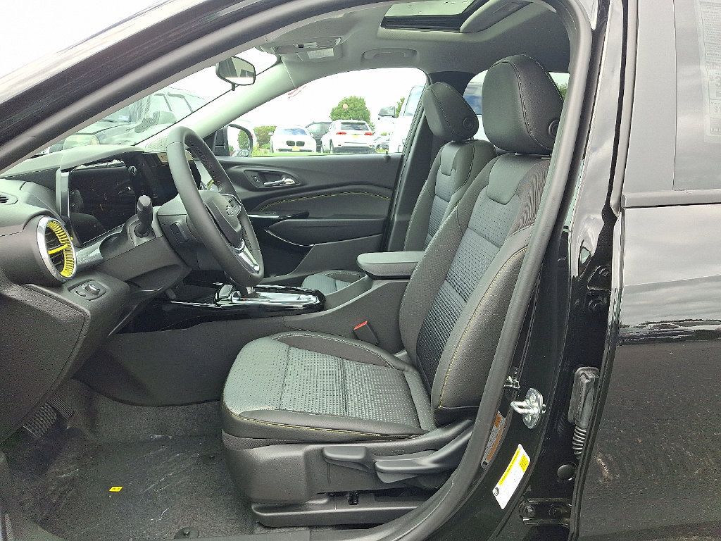 New 2026 Chevrolet Trax LT w/ Sunroof Package FWD image 6