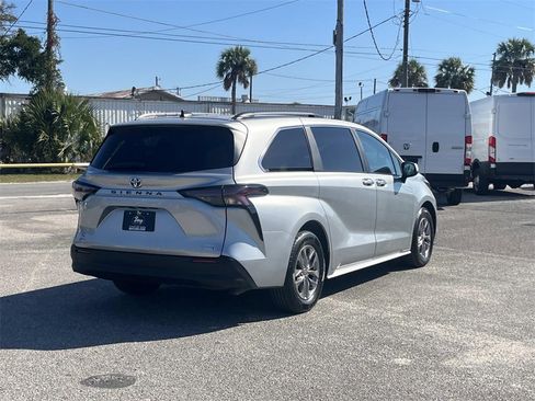 Used 2024 Toyota Sienna XLE image 5