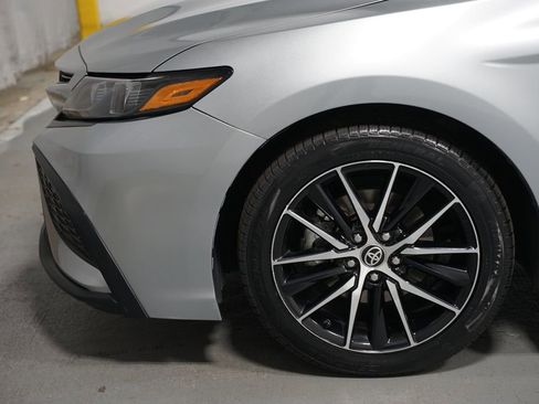 Used 2023 Toyota Camry SE image 5