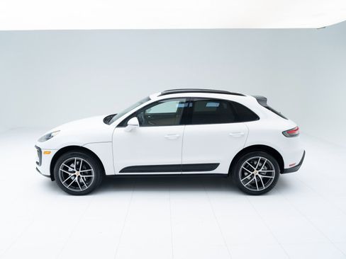 Certified 2025 Porsche Macan image 2