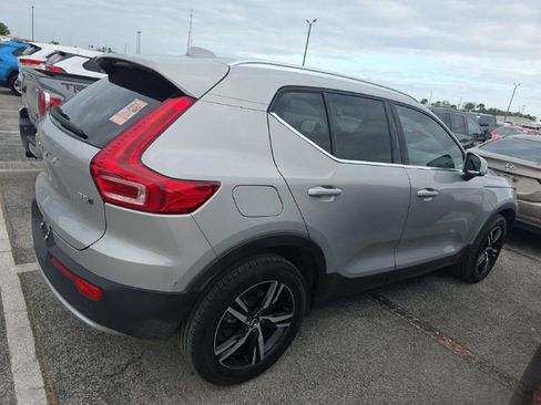 Used 2025 Volvo XC40 B5 Core image 3