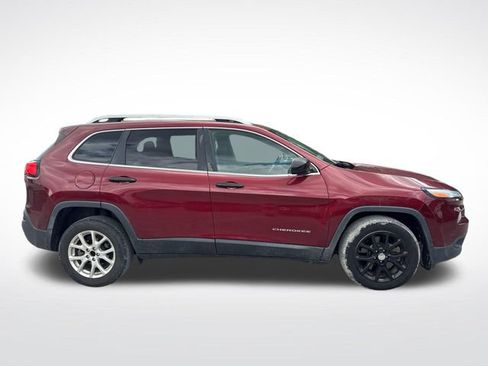 Used 2018 Jeep Cherokee Latitude w/ Cold Weather Group FWD image 7