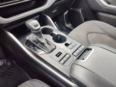 Used 2022 Toyota Highlander LE AWD/4WD image 24