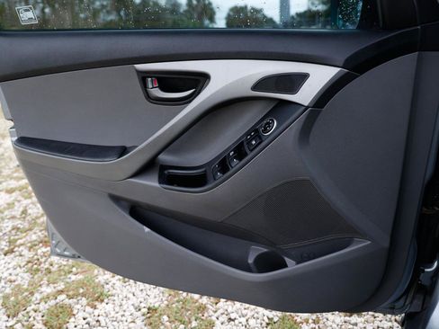 Used 2015 Hyundai Elantra SE image 37