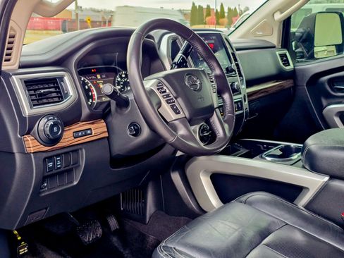 Used 2021 Nissan Titan SL w/ Moonroof Package image 7