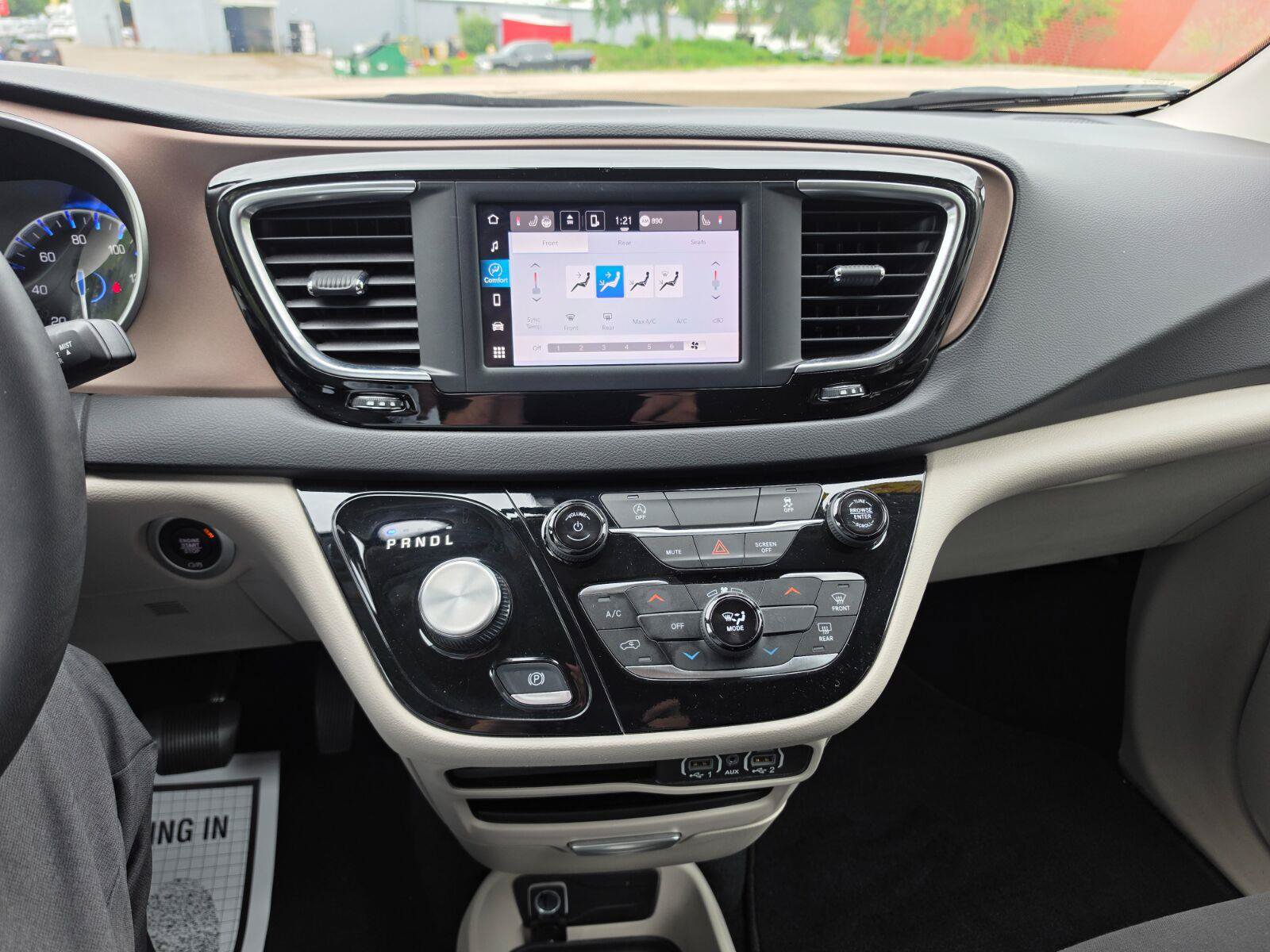 Used 2024 Chrysler Voyager LX FWD image 6