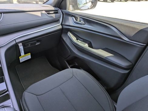 New 2025 Jeep Grand Cherokee Laredo w/ Luxury Tech Group I RWD image 16