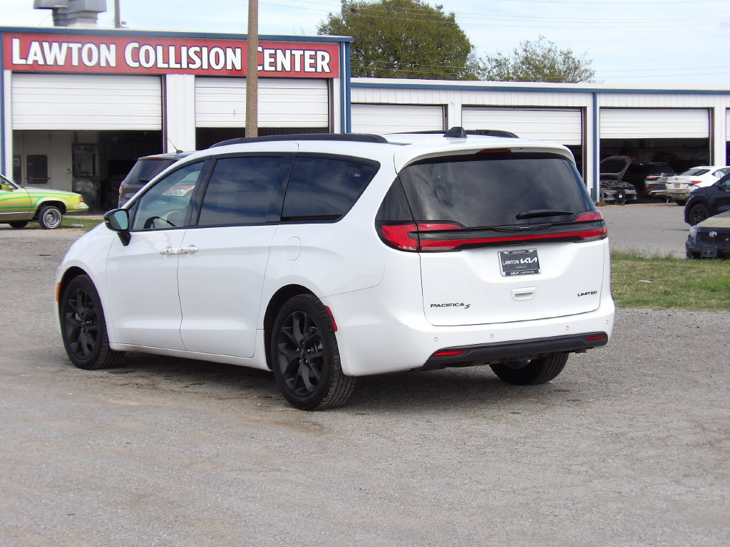 Used 2025 Chrysler Pacifica Limited FWD image 8
