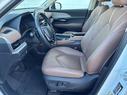 Used 2025 Toyota Grand Highlander AWD image 11