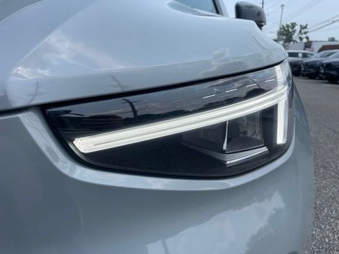Used 2025 Volvo XC40 B5 Plus AWD/4WD image 9
