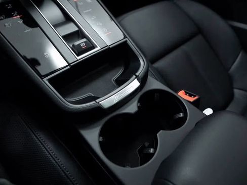 Certified 2025 Porsche Macan image 23